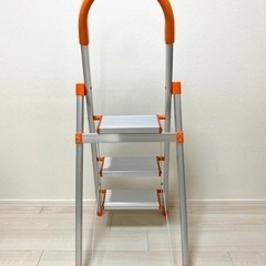 【無料】オレンジ色の軽くて便利な脚立☆の画像