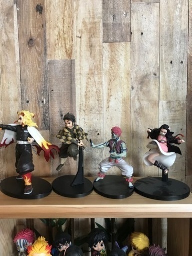 ナチュラルな和風棚と鬼滅の刃フィギュア付き?