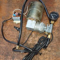 受付終了 ジャンク品 ミニコンプレッサー100V 合体修理出来る方のみ！の画像