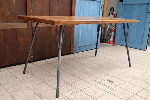 ACME Furniture(アクメファニチャー) GRANDVIEW(グランビュー)ダイニングテーブルです。天然木とアイアンの組み合