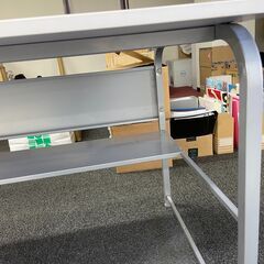 中棚付きテーブルの画像