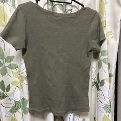カーキのトップスの画像