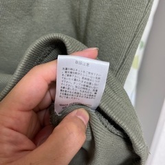 カーキのトップスの画像