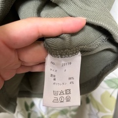 カーキのトップスの画像