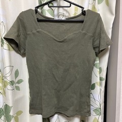 カーキのトップス