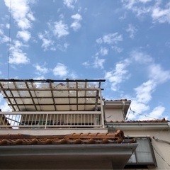 ひょう被害で壊れた屋根など直します。