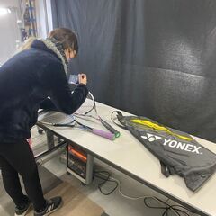 倉庫内での商品仕分け・撮影作業の画像