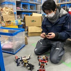 倉庫内での商品仕分け・撮影作業の画像