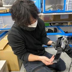 倉庫内での商品仕分け・撮影作業の画像
