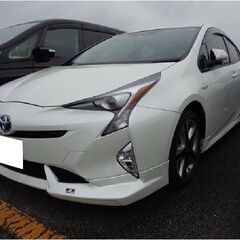 ☆成約完売☆ 安心の６ヶ月　距離無制限　保証付き！　自社ローン中古車販売 　カーメル　平成30年式　　トヨタ　プリウス　　燃費がとても良く走行性や安全性などでもとても高い評価の車両です！車体色もパールホワイトで人気色なのでお勧めの車両です！の画像