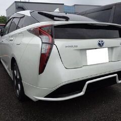 ☆成約完売☆ 安心の６ヶ月　距離無制限　保証付き！　自社ローン中古車販売 　カーメル　平成30年式　　トヨタ　プリウス　　燃費がとても良く走行性や安全性などでもとても高い評価の車両です！車体色もパールホワイトで人気色なのでお勧めの車両です！の画像