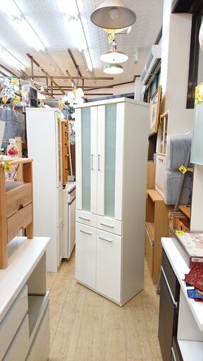 食器棚 スリム ホワイト 鏡面仕上げ 4枚扉 引き出し2個 耐震ロック付き扉■横幅59cm×奥行40cm×高さ180.5cm■近隣配送無料 買取帝国 朝霞店