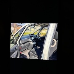 ファミリーカー日産セレナSハイブリッド2013年モデルの画像