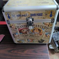 ボーリング玉とワンピースケースの画像