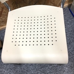 カラフルな椅子　白の画像