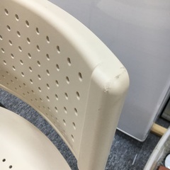カラフルな椅子　白の画像