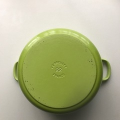 (値下げしました)Le Creuset ルクルーゼ ココットロンド 22cm フルーツグリーン 両手鍋 鋳物ホーロー 赤 フランス製の画像