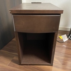 差し上げます　　ベッドサイドテーブルの画像