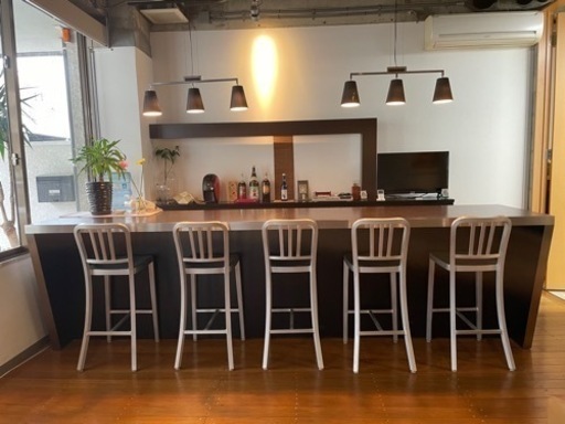 バーカウンターと照明付きバックボード