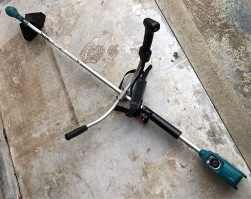 マキタ 充電式草刈機  MUR142UD