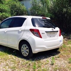 H.24(2012)年 トヨタ ヴィッツ 1000cc。AT 。車検無し。ナビ、ETC。 白 走行108,000kmの画像