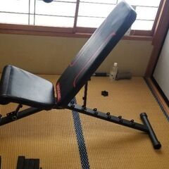 筋トレベンチ、ダンベルの画像