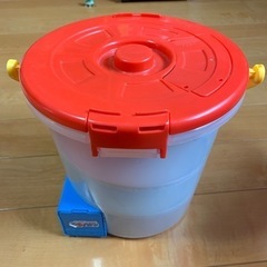 トミカ　でるでるバケツ