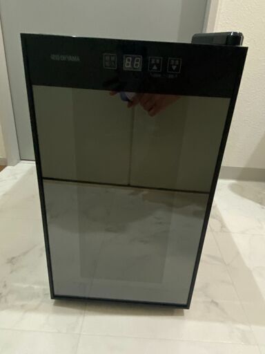 コンパクトなワインセラーです。