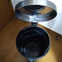 足踏み式ゴミ箱の画像