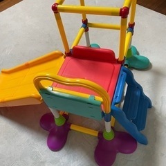 コンパクトに畳める、ジャングルジム滑り台の画像