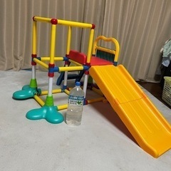 コンパクトに畳める、ジャングルジム滑り台の画像