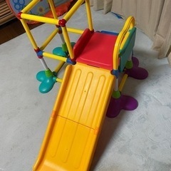 コンパクトに畳める、ジャングルジム滑り台の画像