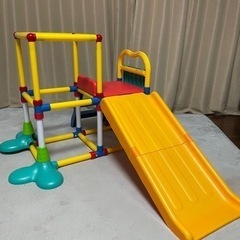 コンパクトに畳める、ジャングルジム滑り台の画像