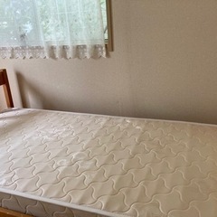 高反発マットレスと木製ベッド枠（シングル
）の画像