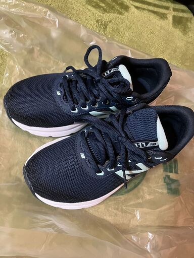 先月購入２〜３回の使用のみ ニューバランス ランニングシューズ レディース W411 W411LN2 B new balance