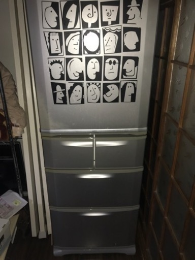 大型冷蔵庫です。大家族などにどうでしょうか？