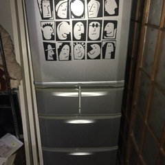 大型冷蔵庫です。大家族などにどうでしょうか？
