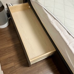 クイーンサイズベッドフレーム【照明・コンセント口・引出し】の画像