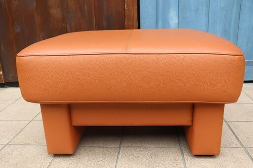 老舗家具メーカーHAMAMOTO(浜本工芸)のNo.2000 フットスツールです。落ち着いた色合いが上品な印象の本革オットマン。小ぶり