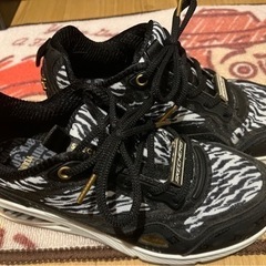 SKECHERS ストリート UNO 30周年記念モデル