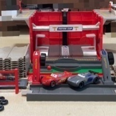 ディズニー カーズ レーストラック ピットストップセットの画像