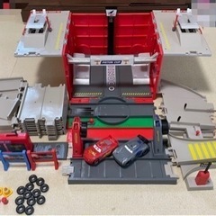ディズニー カーズ レーストラック ピットストップセットの画像