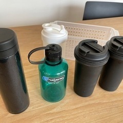 水筒、タンブラー、ウォーターボトルなどの画像