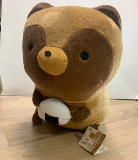 ほぼ新品✨半額　タヌキとキツネ めちゃでかぬいぐるみタヌキ おむすびおいしいね  大きい　大型　ぬいぐるみ　たぬき　 約３５ｃｍ　可愛い　ベッド　リビング