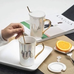 陶磁器のペアのマグカップ蓋、スプーンセット新品の画像