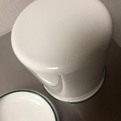 🌈値下げ‼️No.80 レトロ　ブリキ　白　缶✨骨壷とちゃいまっせ💦の画像