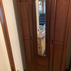 深い焦茶のシックな衣装棚