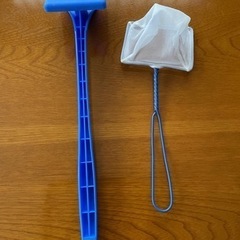 小型魚すくい網と水槽掃除用道具