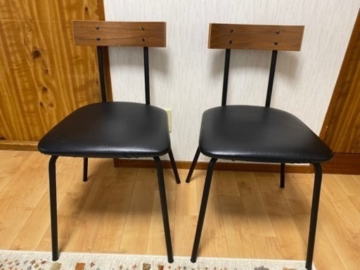 ニトリのウォルナット調の椅子