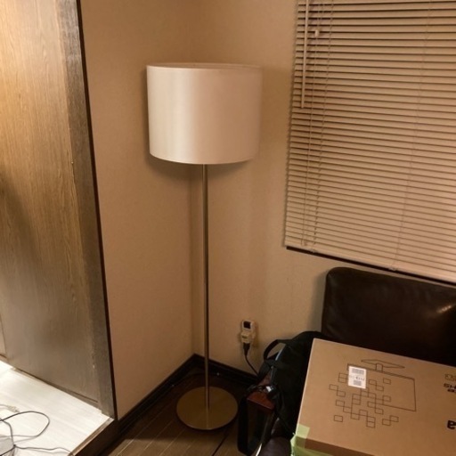 IKEAのフロアライトです。